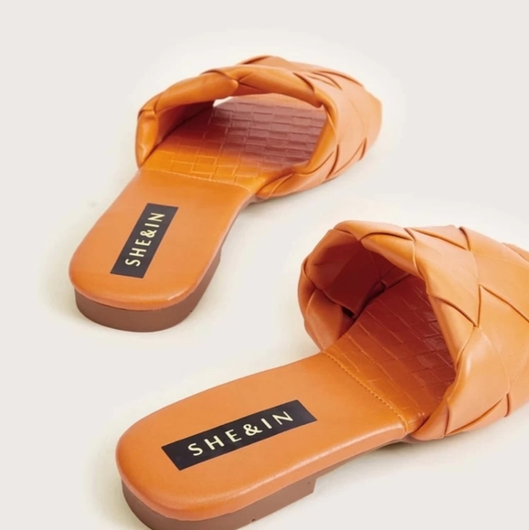 SOLD Woven Flat Slides - Picture 3 of 3